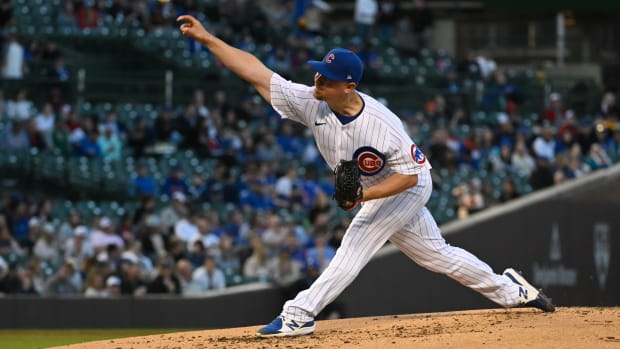Mark Leiter pitches.